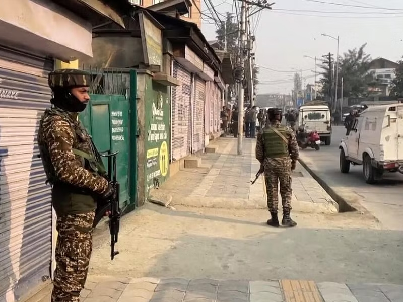 ജമ്മു കാശ്മീര്; പിടികിട്ടാപ്പുള്ളിയായ പാക് ഭീകരനെ സുരക്ഷാ സേന ഏറ്റുമുട്ടലില് വധിച്ചു