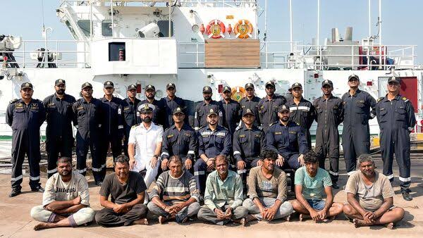 പാകിസ്താൻ പിടികൂടിയ ഏഴ് മത്സ്യത്തൊഴിലാളികളെ അതിസാഹസികമായി രക്ഷിച്ച് ഇന്ത്യൻ കോസ്റ്റ് ഗാർഡ്