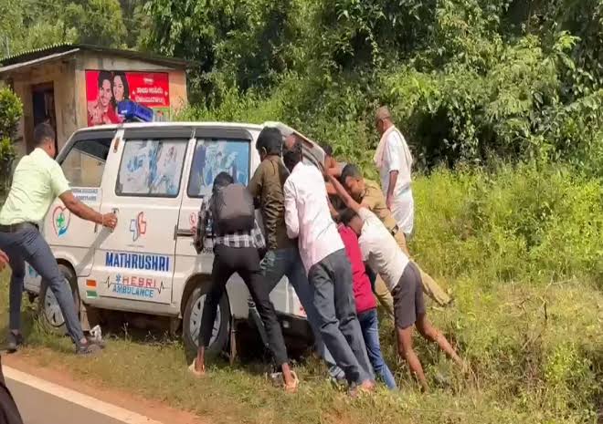 മാവോ നേതാവ് വിക്രം ഗൗഡയുടെ മൃതദേഹം കൊണ്ടുപോയ ആംബുലൻസ് അപകടത്തിൽ പെട്ടു