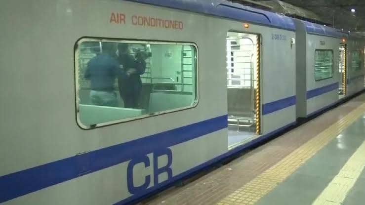 പ്ലാറ്റ്ഫോമിലെത്തിയിട്ടും ട്രെയിനിന്റെ വാതിൽ തുറക്കാതെ യാത്രക്കാർ കുടുങ്ങി; മാനേജർക്ക് സസ്പെൻഷൻ