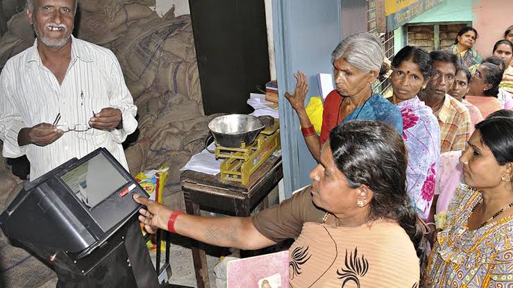 സംസ്ഥാനത്ത് 5000 സർക്കാർ ഉദ്യോഗസ്ഥർ ബിപിഎൽ കാർഡുകൾ കൈവശം വെച്ചതായി റിപ്പോർട്ട്