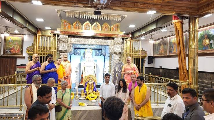 രാഘവേന്ദ്ര സ്വാമി മഠം സന്ദർശിച്ച് മുൻ ബ്രിട്ടീഷ് പ്രധാനമന്ത്രി ഋഷി സുനക്കും കുടുംബവും