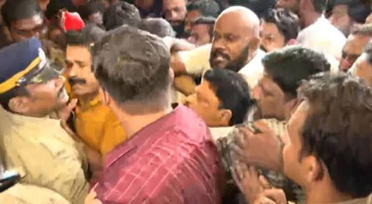 പാതിരാ റെയ്ഡ്; ഹോട്ടലിൻ്റെ പരാതിയിൽ കണ്ടാലറിയാവുന്ന 10 പേർക്കെതിരെ കേസെടുത്തു