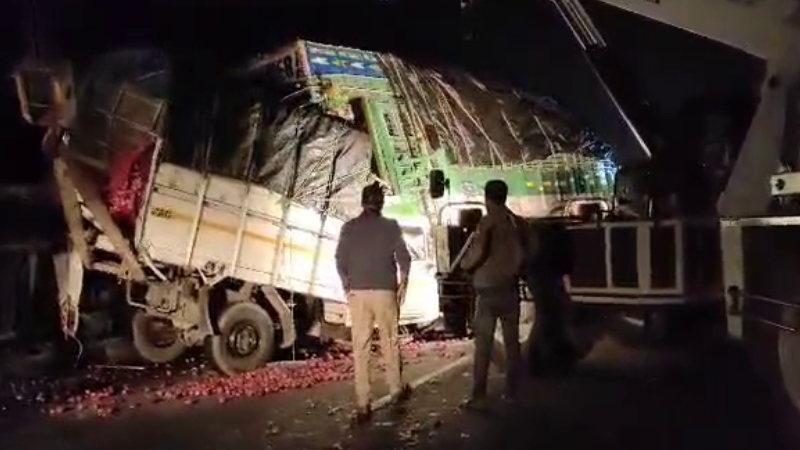 പിക്കപ്പ് ട്രക്കിലേക്ക് ലോറി ഇടിച്ചുകയറി ഒരു മരണം