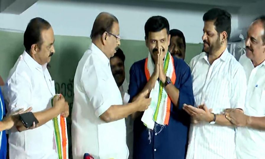 ബിജെപി നേതാവ് സന്ദീപ് വാര്യര് കോണ്ഗ്രസില് ചേര്ന്നു