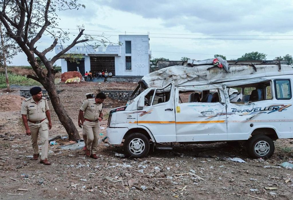 ട്രാവലർ വാനും ലോറിയും കൂട്ടിയിടിച്ച് അപകടം; മൂന്ന് പേർ മരിച്ചു