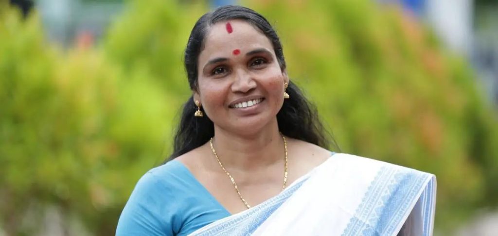 തൃക്കാക്കര നഗരസഭ മുൻ അധ്യക്ഷ അജിതാ തങ്കപ്പനെ കൗണ്‍സിലര്‍ സ്ഥാനത്തുനിന്നും അയോഗ്യയാക്കി