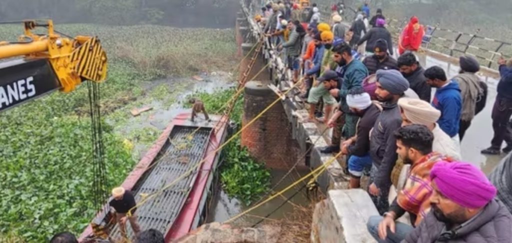 കൈവരികൾ തകർത്ത് ബസ് പാലത്തിൽ നിന്ന് അഴുക്കുചാലിലേക്ക് മറിഞ്ഞു; എട്ടുപേർക്ക് ദാരുണാന്ത്യം