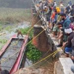 കൈവരികൾ തകർത്ത് ബസ് പാലത്തിൽ നിന്ന് അഴുക്കുചാലിലേക്ക് മറിഞ്ഞു; എട്ടുപേർക്ക് ദാരുണാന്ത്യം