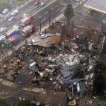 നഗരമദ്ധ്യത്തിലെ കടയിലേക്ക് ചെറുവിമാനം ഇടിച്ചുകയറി തകർന്നു; 10 യാത്രക്കാർക്ക് ദാരുണാന്ത്യം, 12ഓളം പേർക്ക് പരുക്ക്