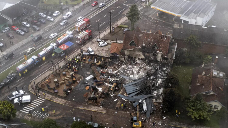 നഗരമദ്ധ്യത്തിലെ കടയിലേക്ക് ചെറുവിമാനം ഇടിച്ചുകയറി തകർന്നു; 10 യാത്രക്കാർക്ക് ദാരുണാന്ത്യം, 12ഓളം പേർക്ക് പരുക്ക്