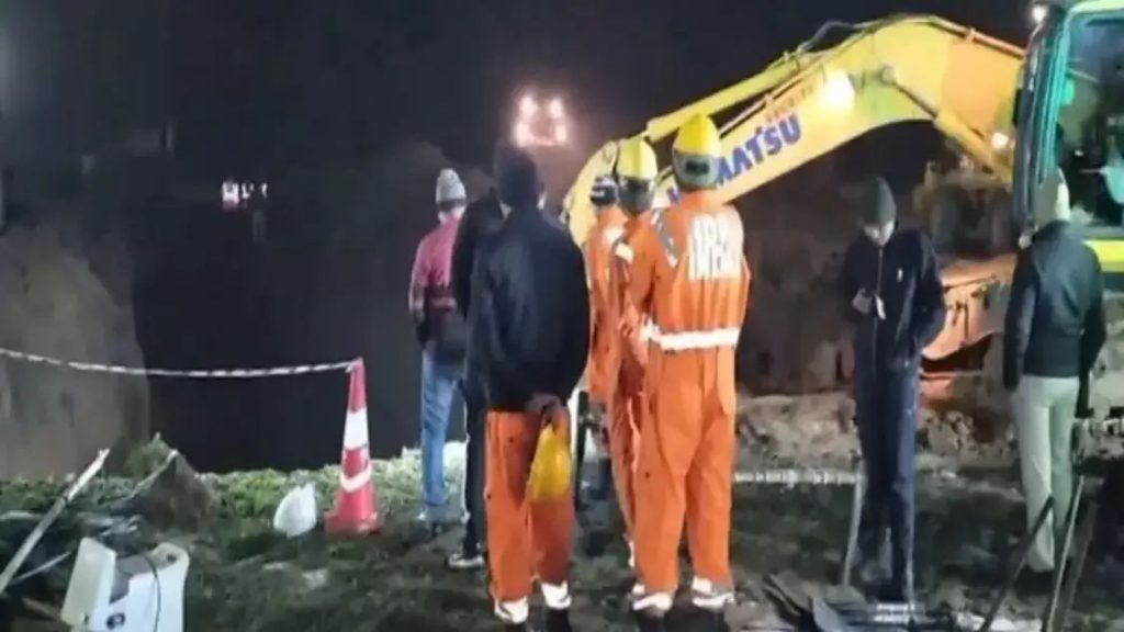 പട്ടം പറത്തുന്നതിനിടെ 140 അടി താഴ്ചയുള്ള കുഴല്ക്കിണറില് വീണു; പതിനാറ് മണിക്കൂര് നീണ്ട രക്ഷാപ്രവര്ത്തനത്തിനൊടുവില് 10 വയസുകാരനെ രക്ഷപെടുത്തി