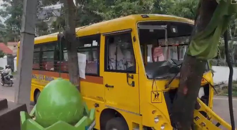 തിരുവനന്തപുരത്ത് സ്കൂള്‍ ബസ് മരത്തിലിടിച്ച്‌ അപകടം; 12 കുട്ടികള്‍ക്ക് പരുക്ക്