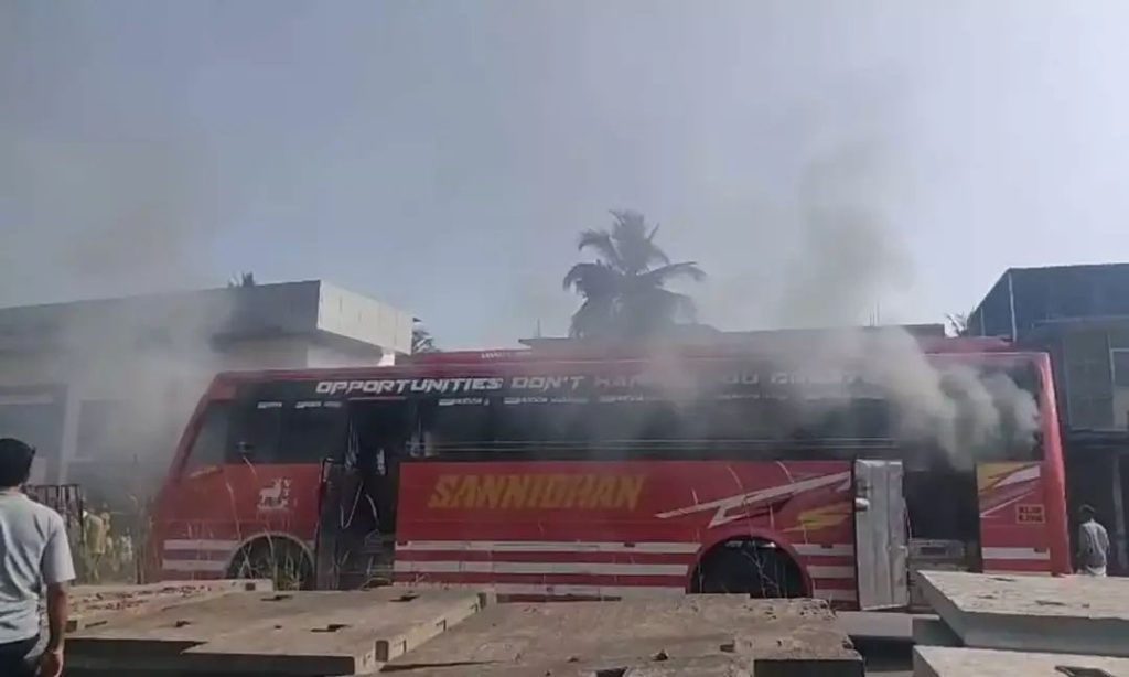 ഓടിക്കൊണ്ടിരുന്ന ബസില്‍ തീയും പുകയും