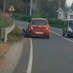 ആദിവാസി യുവാവിനെ കാറിന്റെ ഡോറിനുള്ളില്‍ കൈകുടുക്കി വലിച്ചിഴച്ചു; കൊടുംക്രൂരത ചെയ്തത് വിനോദസഞ്ചാരത്തിനെത്തിയവര്‍