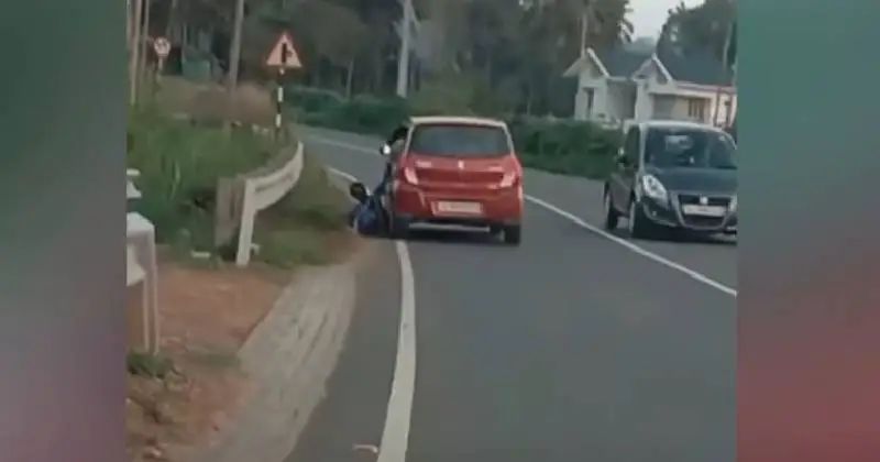 ആദിവാസി യുവാവിനെ കാറിന്റെ ഡോറിനുള്ളില്‍ കൈകുടുക്കി വലിച്ചിഴച്ചു; കൊടുംക്രൂരത ചെയ്തത് വിനോദസഞ്ചാരത്തിനെത്തിയവര്‍