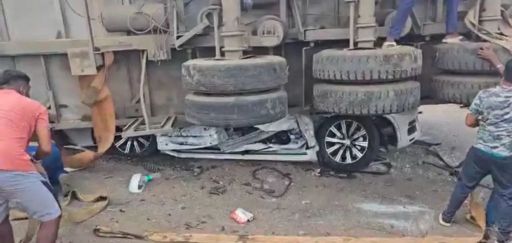 ബെംഗളൂരുവില്‍ കാറിന് മുകളിലേക്ക് കണ്ടെയ്‌നര്‍ ലോറി മറിഞ്ഞ് അപകടം; ആറ് പേർക്ക് ദാരുണാന്ത്യം