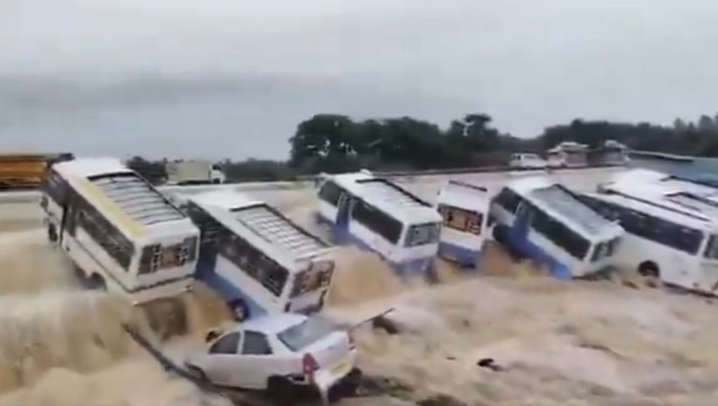 കനത്ത മഴ; പെയ്തിറങ്ങിയത് 503 മില്ലിലിറ്റര്‍!, കൃഷ്ണഗിരിയില്‍ നിര്‍ത്തിയിട്ട ബസുകള്‍ ഒലിച്ചുപോയി – വിഡിയോ