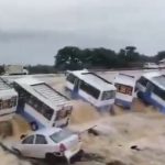 കനത്ത മഴ; പെയ്തിറങ്ങിയത് 503 മില്ലിലിറ്റര്‍!, കൃഷ്ണഗിരിയില്‍ നിര്‍ത്തിയിട്ട ബസുകള്‍ ഒലിച്ചുപോയി – വിഡിയോ