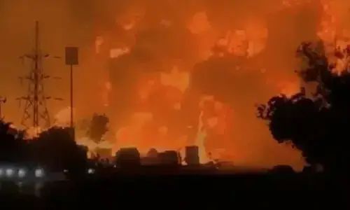 പെട്രോള്‍ പമ്പിനുള്ളില്‍ വാഹനത്തിന് തീപിടിച്ചു; നാല് പേര്‍ മരിച്ചു