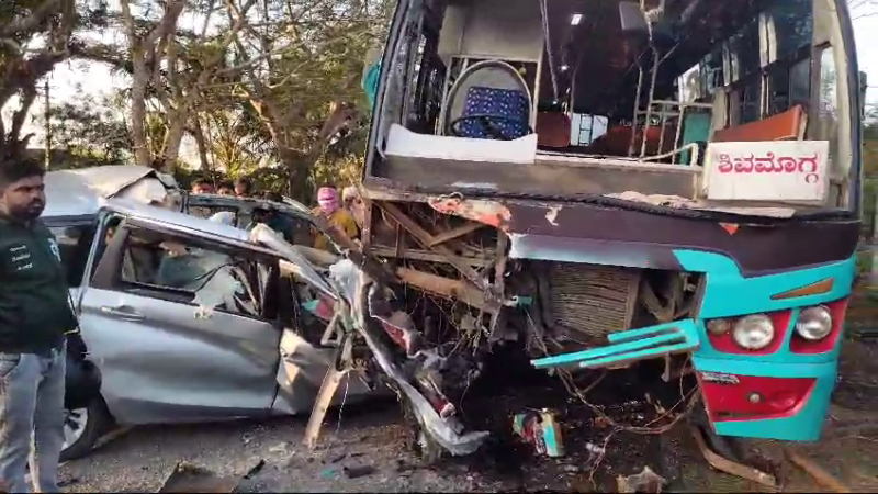 സ്വകാര്യ ബസും കാറും കൂട്ടിയിടിച്ച് രണ്ട് മരണം