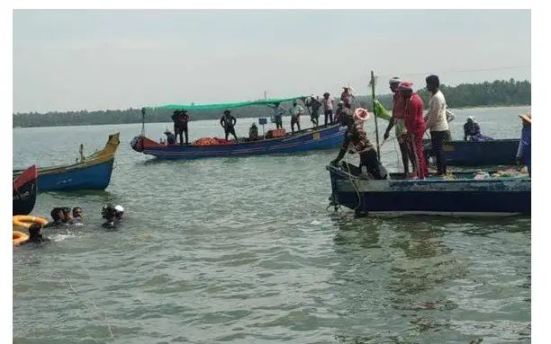 ആഢ്യന്‍പാറയില്‍ നാല് വയസുകാരന്‍ വെള്ളച്ചാട്ടത്തിലേയ്ക്ക് വീണു; കുട്ടിയെ രക്ഷിച്ച്‌ ലൈഫ് ഗാര്‍ഡ്