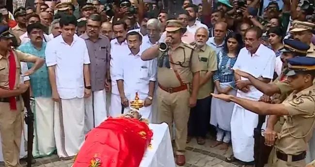 എംടി ഇനി ഓര്‍മ; സംസ്‌കാരം ഔദ്യോഗിക ബഹുമതികളോടെ, ആദരമര്‍പ്പിച്ച്‌ കേരളം