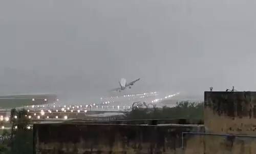 നിലം തൊട്ട വിമാനം വീണ്ടും പറന്നു; ചുഴലിക്കാറ്റിനിടെ സാഹസിക ലാന്ഡിങിന് ശ്രമം (വീഡിയോ)