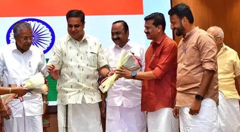 രാഹുലിനും പ്രദീപിനും നീല ട്രോളി ബാഗ് സമ്മാനം നല്‍കി സ്പീക്കര്‍