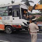 സ്വകാര്യ ബസ് ഡിവൈഡറിൽ ഇടിച്ച് അപകടം; മൂന്ന് മരണം, 20ലധികം പേർക്ക് പരുക്ക്