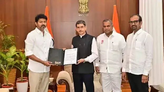 ഗവര്‍ണറെ കണ്ട് നിവേദനം നല്‍കി വിജയ്