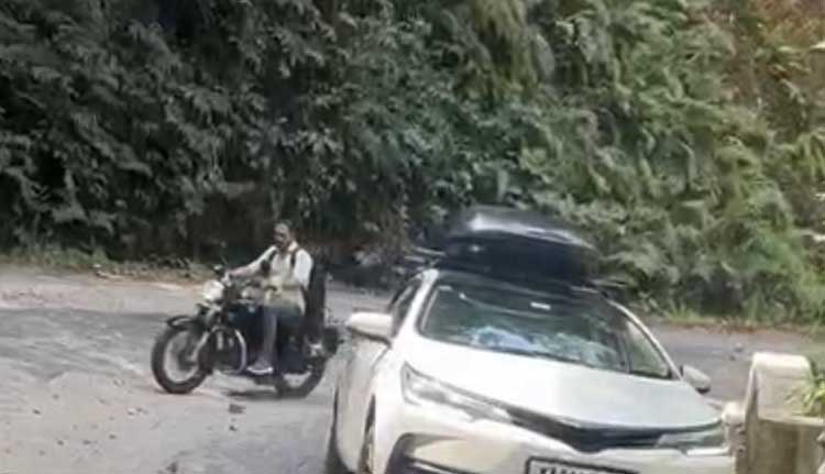 മാക്കൂട്ടം ചുരം റോഡ്- ശാശ്വത പരിഹാരം വേണം; എം.എം.എ പൊതുമരാമത്ത് മന്ത്രിക്ക് നിവേദനം നല്‍കി