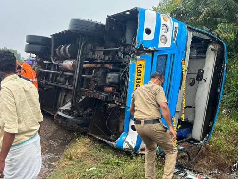 പാലക്കാട് വീണ്ടും വാഹനാപകടം; ബസ് മറിഞ്ഞ് യാത്രക്കാര്‍ക്ക് പരുക്ക്