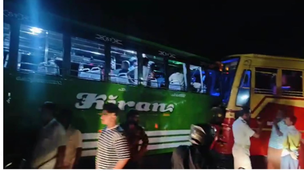പാലക്കാട് കെഎസ്ആർടിസിയും സ്വകാര്യ ബസും കൂട്ടിയിടിച്ച് അപകടം; 30ലധികം പേർക്ക് പരുക്ക്