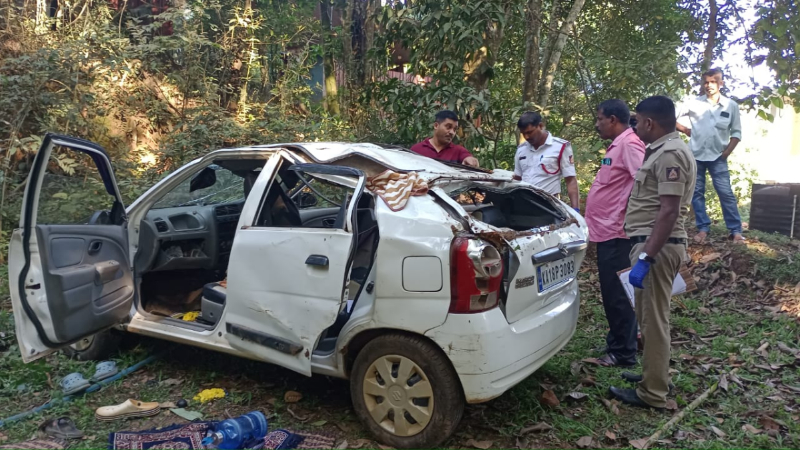 നിയന്ത്രണം വിട്ട കാർ തോട്ടിലേക്ക് മറിഞ്ഞ് മൂന്ന് പേർ മരിച്ചു