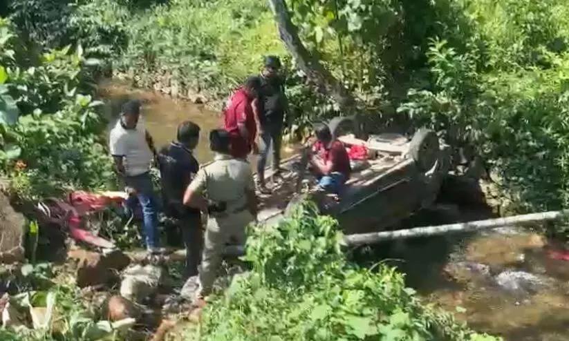 ശബരിമല തീർഥാടകർ സഞ്ചരിച്ച കാർ തോട്ടിലേക്ക് മറിഞ്ഞു; മൂന്ന് പേർക്ക് പരുക്ക്