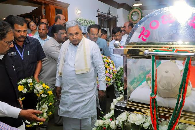 എസ്. എം. കൃഷ്ണയ്ക്ക് അന്ത്യാഞ്ജലി അർപ്പിച്ച് സിദ്ധരാമയ്യയും, കുമാരസ്വാമിയും