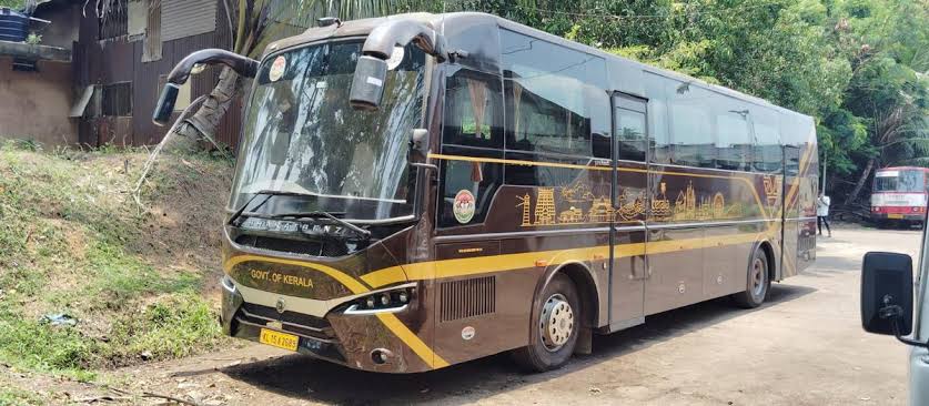 നവകേരള ബസിന്റെ രണ്ടാം വരവിൽ യാത്രക്കാരിൽ നിന്നും മികച്ച പ്രതികരണം