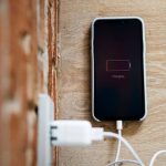 പൊതുസ്ഥലത്ത് മൊബൈൽ ചാർജ് ചെയ്യുമ്പോൾ സൂക്ഷിക്കുക; ഡാറ്റ ഹാക്ക് ചെയ്യപ്പെട്ടേക്കാമെന്ന് ബെംഗളൂരു പോലീസ്