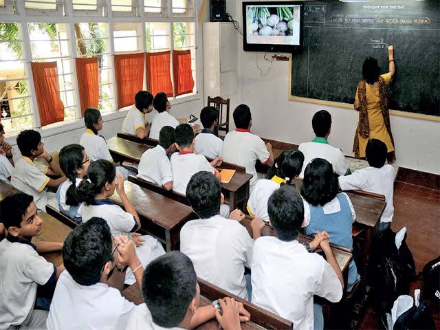ഫീസ് അടക്കാത്തതിന് വിദ്യാർഥികളെ ഇരുട്ടുമുറിയിൽ പൂട്ടിയിട്ടു; സ്വകാര്യ സ്കൂളിനെതിരെ പരാതിയുമായി രക്ഷിതാക്കൾ