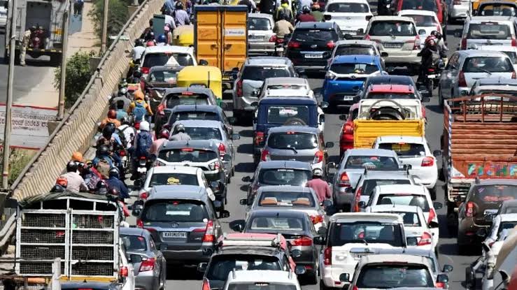 പിഴയടക്കാൻ ആവശ്യപ്പെട്ടതിൽ തർക്കം; റോഡിന് കുറുകെ ലോറി നിര്ത്തിയിട്ട് ഡ്രൈവര് മുങ്ങി