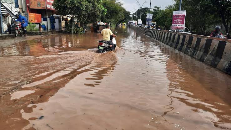 ബെംഗളൂരുവിൽ കനത്ത മഴ; പലയിടങ്ങളിലും ഗതാഗതക്കുരുക്ക് രൂക്ഷം