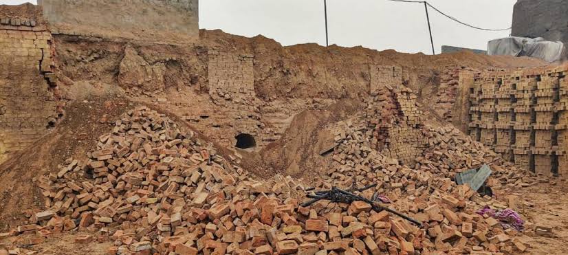 ഉറങ്ങിക്കിടന്ന കുട്ടികളുടെ മുകളിലേക്ക് മതിൽ ഇടിഞ്ഞുവീണു; നാല് മരണം