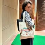 പാര്‍ലമെന്റില്‍ ‘ബംഗ്ലാദേശ് ബാഗ്’ ധരിച്ചെത്തി പ്രിയങ്ക ഗാന്ധി