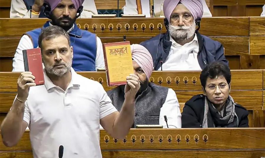 രാജ്യത്ത് നടക്കുന്നത് ഭരണഘടനയും മനുസ്മൃതിയും തമ്മിലുള്ള യുദ്ധം; ലോക്സഭയിൽ ബിജെപിക്കെതിരെ ആഞ്ഞടിച്ച് രാഹുൽ ഗാന്ധി