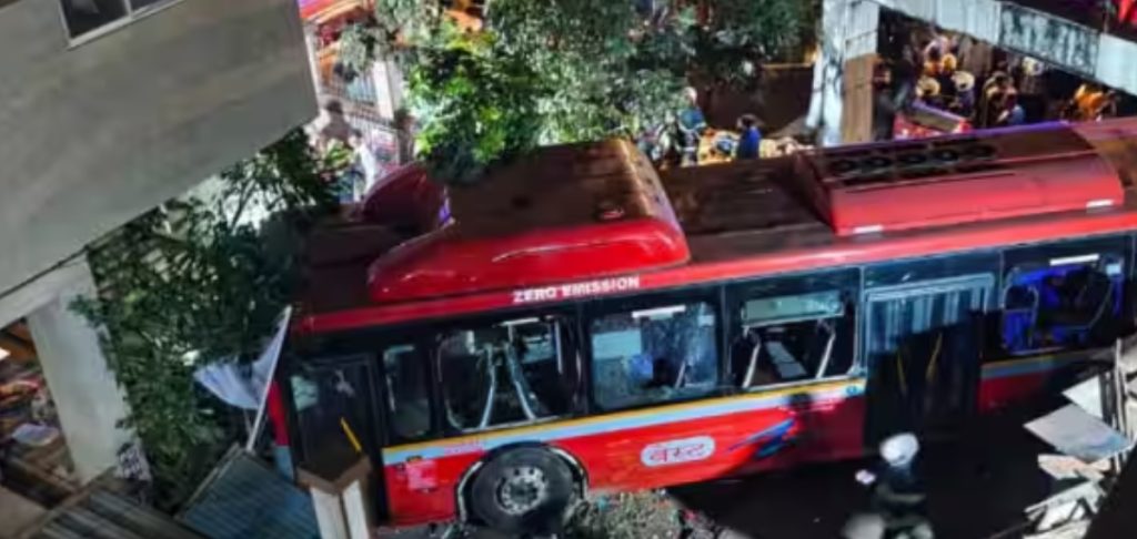 മുംബൈയിൽ നിയന്ത്രണം വിട്ട ബസ്  വാഹനങ്ങള്‍ക്കും ആളുകള്‍ക്കുമിടയിലേക്കും പാഞ്ഞുകയറി; നാല് മരണം
