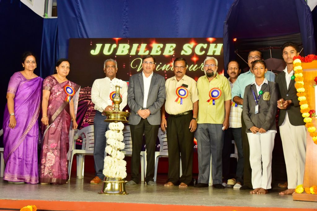 വിദ്യാർഥികൾ പാഠപുസ്തകങ്ങളിൽ നിന്ന് മാത്രമല്ല പഠിക്കേണ്ടത്: സഭാപതി ഹെഗ്‌ഡെ