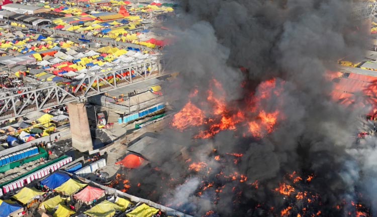 മഹാകുംഭമേളയ്ക്കിടെ വീണ്ടും തീപിടിത്തം; പതിനഞ്ചോളം ടെൻ്റുകൾ കത്തി