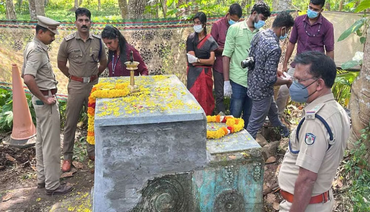 നെയ്യാറ്റിൻകര സമാധി കേസ്; ഗോപൻ സ്വാമിയുടെ മൃതദേഹം പോസ്റ്റ്‌മോര്‍ട്ടത്തിനായി മെഡിക്കൽ കോളേജിലേക്ക് മാറ്റി