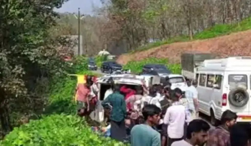 താമരശ്ശേരി ചുരത്തില്‍ കര്‍ണാടകയില്‍ നിന്നുള്ള ശബരിമല തീര്‍ത്ഥാടകര്‍ സഞ്ചരിച്ച ട്രാവലര്‍ മറിഞ്ഞു; നാലുപേര്‍ക്ക് പരുക്ക്